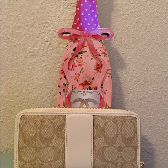 Coach Beige and White Wallet - Picture 4 of 11